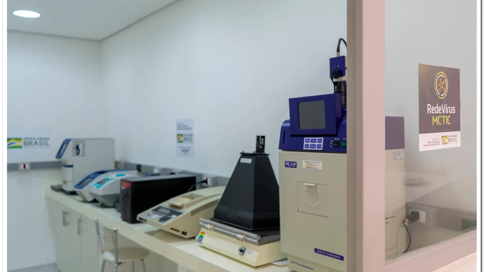 Equipamentos de um laboratório de pesquisa em Belo Horizonte, da Rede Vírus