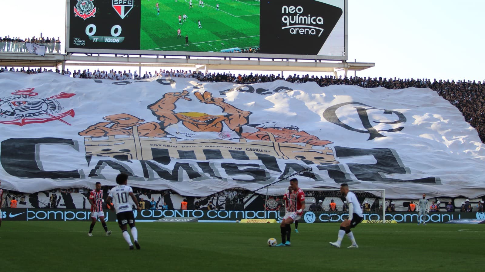Foto de arquivo da torcida do Corinthians com mosaico na Neo Química Arena durante partida do Brasileirão