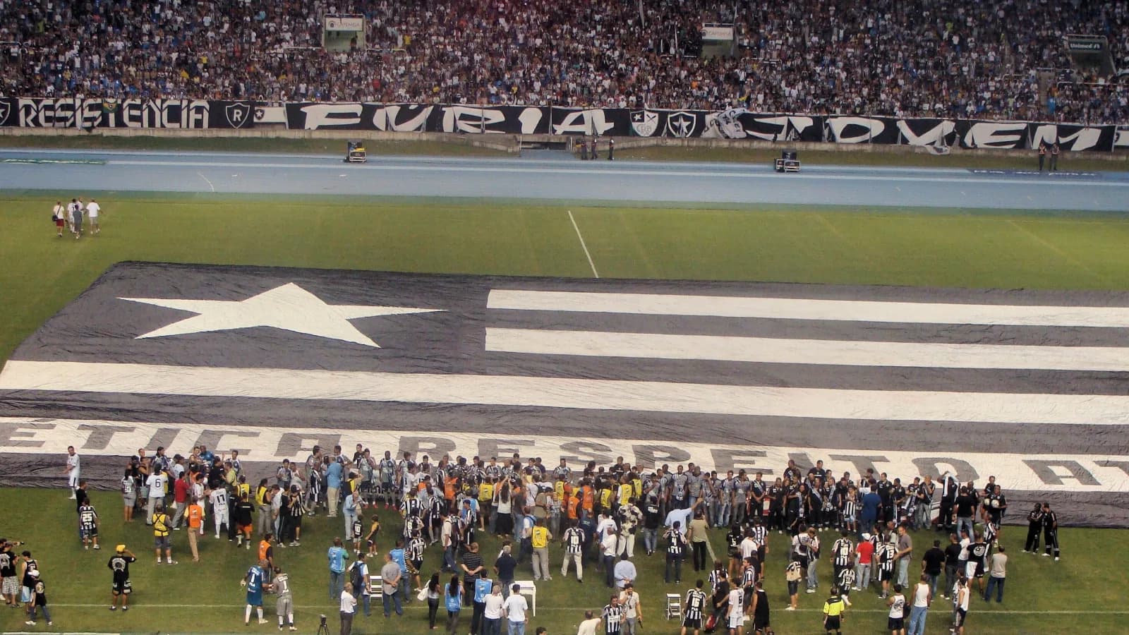 Torcida do Botafogo com bandeira gigante no Estádio Nilton Santos, foto de arquivo