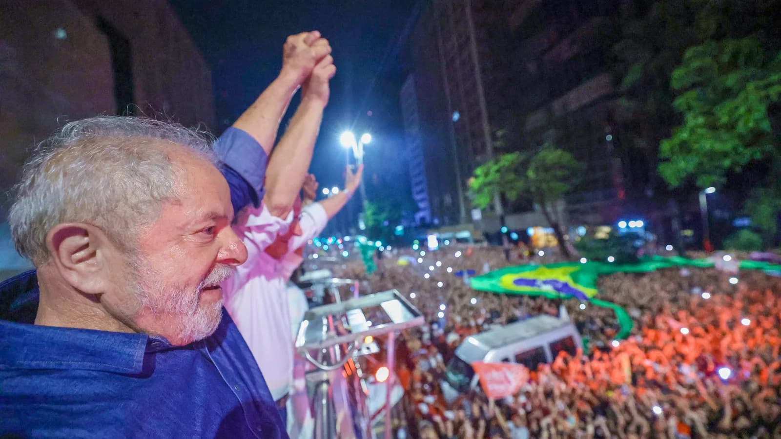 Lula discursa para multidão durante ato de campanha, foto de arquivo de 2022