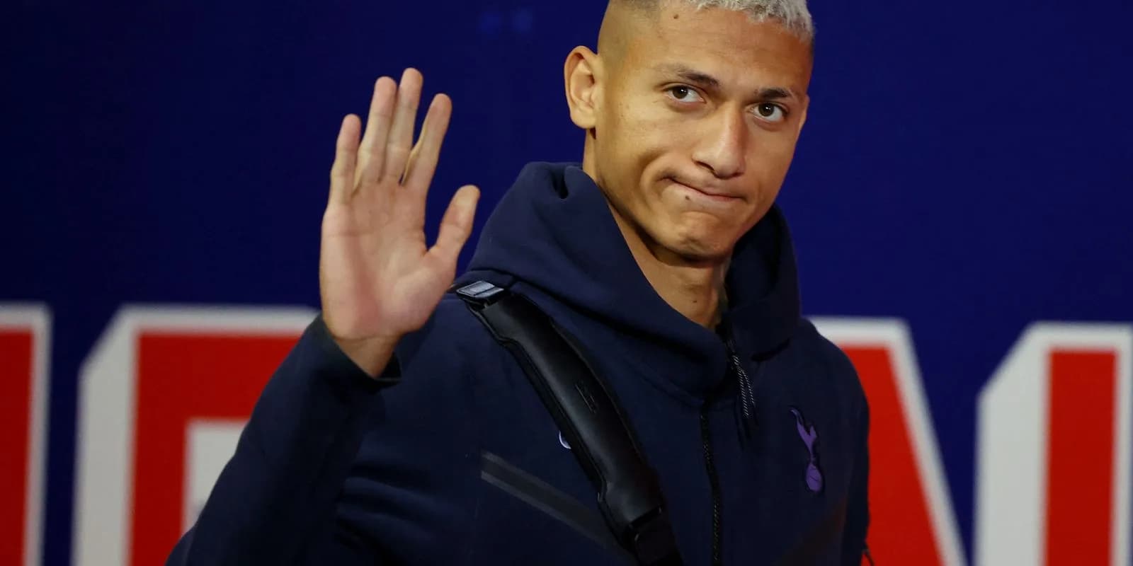 Richarlison acena para torcida com o escudo do Tottenham ao fundo, foto de arquivo