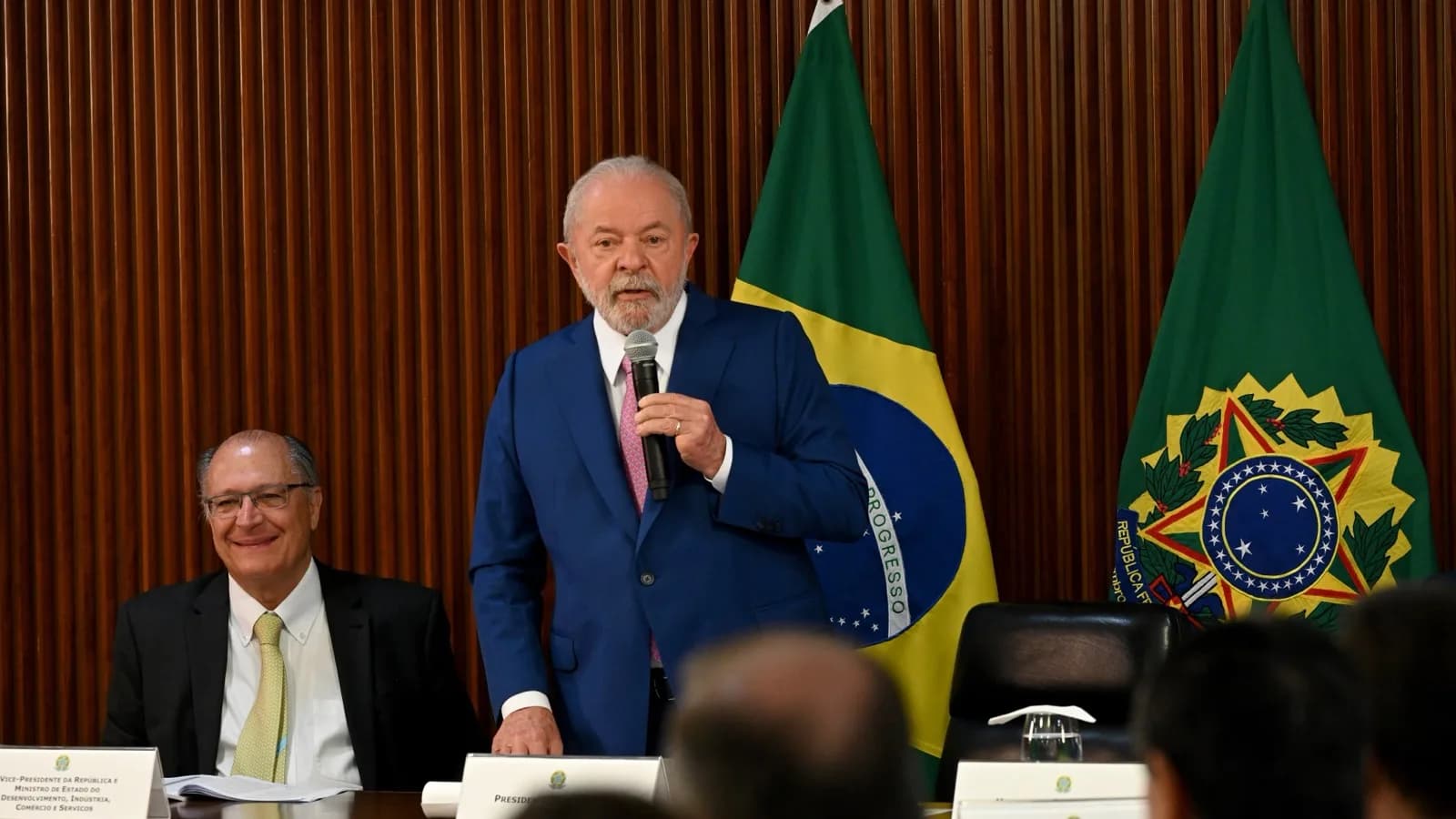 Lula discursa ao microfone ao lado do vice-presidente Geraldo Alckmin em reunião ministerial no Planalto