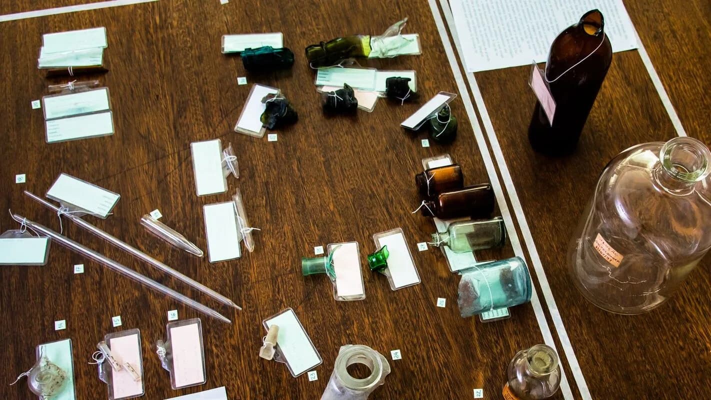 Frascos e blísteres de medicamentos sobre uma mesa, imagem ilustrativa