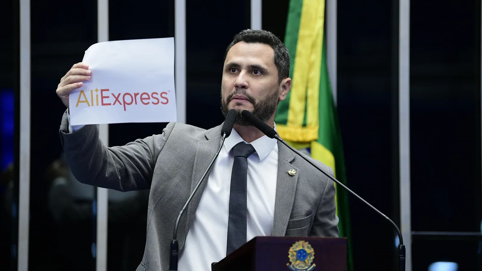 Cleitinho Azevedo discursa em plenário segurando um cartaz