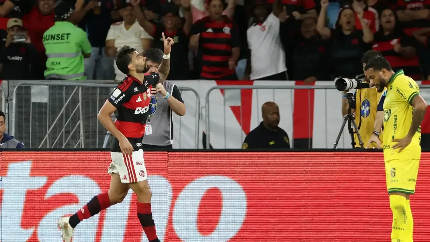 Jogador do Flamengo comemora gol em jogo do Brasileirão 2026