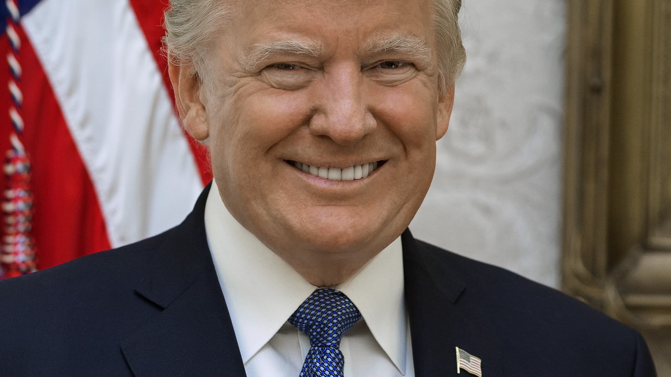 Retrato oficial do presidente dos Estados Unidos, Donald Trump, sorridente, com bandeira americana ao fundo
