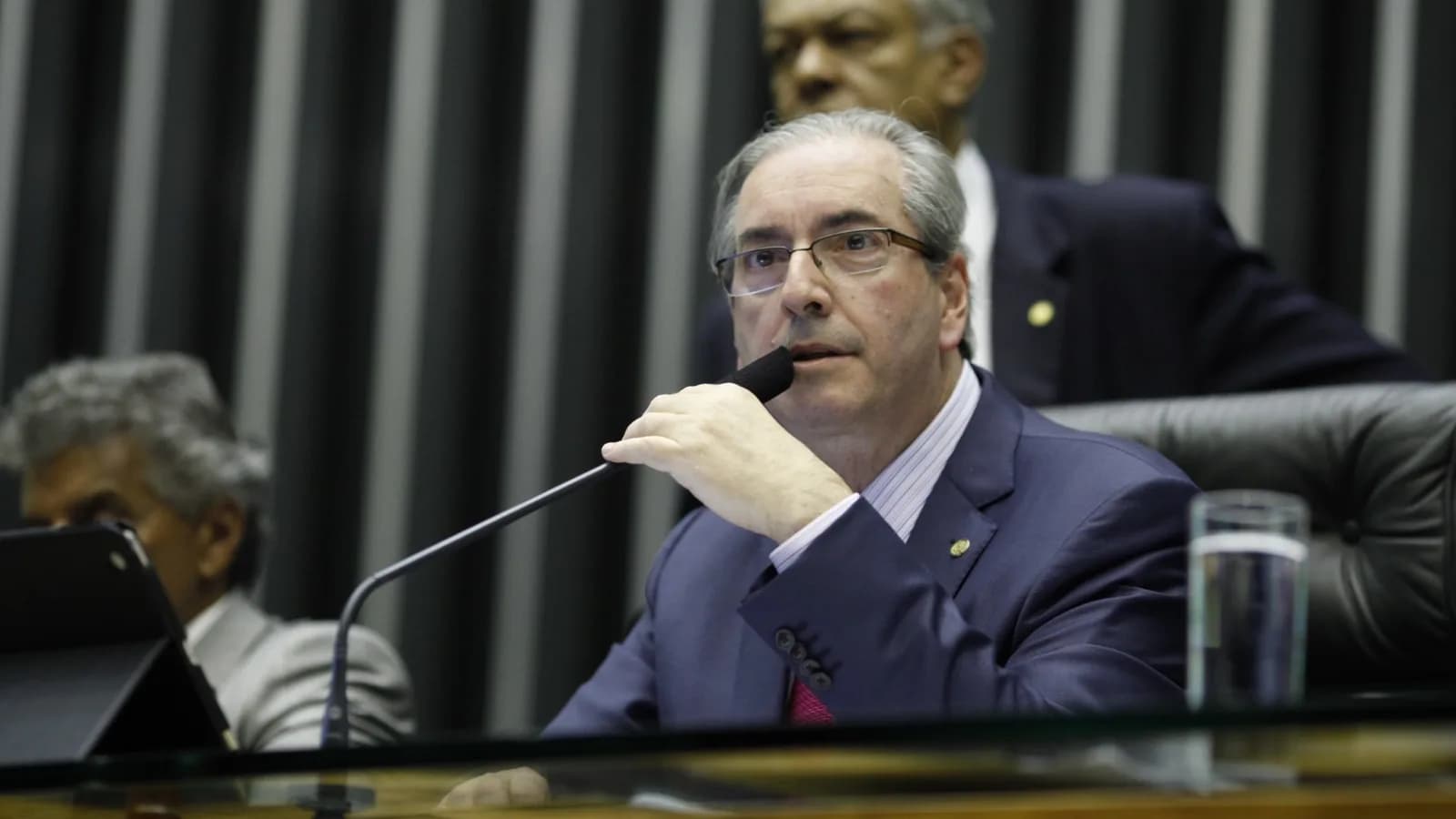 Eduardo Cunha fala ao microfone no plenário da Câmara dos Deputados, em foto de arquivo.