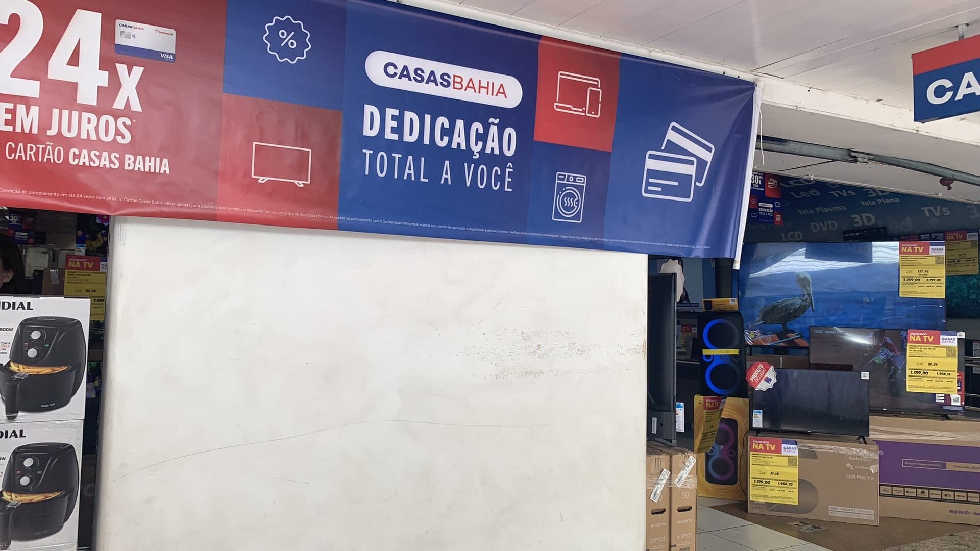 Fachada de loja da Casas Bahia com produtos em exposição