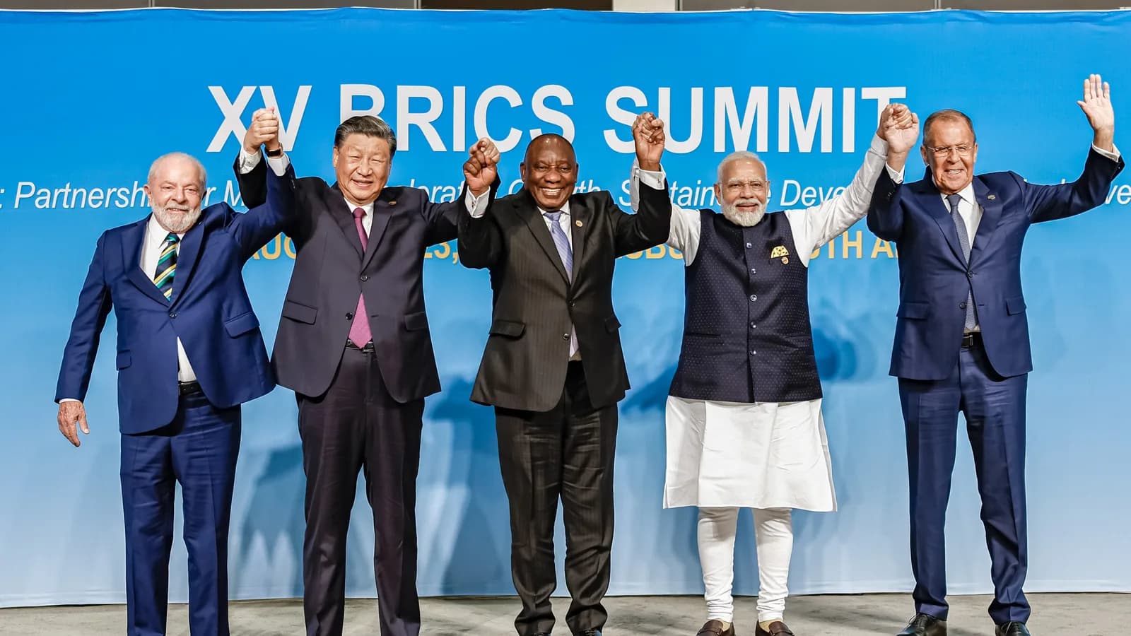 Líderes do BRICS, incluindo Lula, posam em evento oficial da cúpula