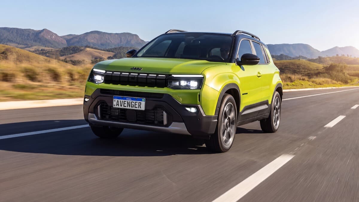 Jeep Avenger verde em movimento em rodovia, versão brasileira do SUV