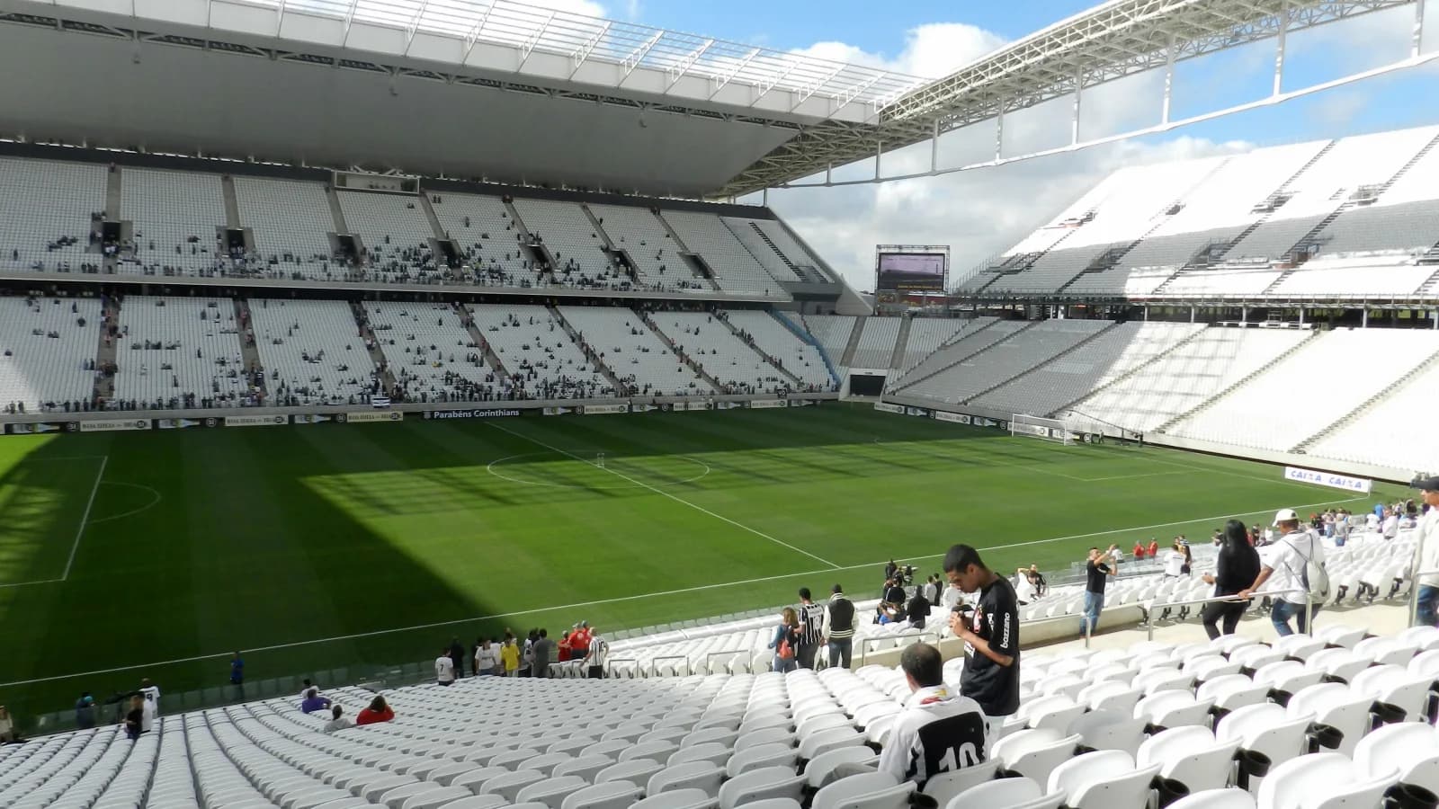 Arena Corinthians com torcedores nas arquibancadas, foto de arquivo