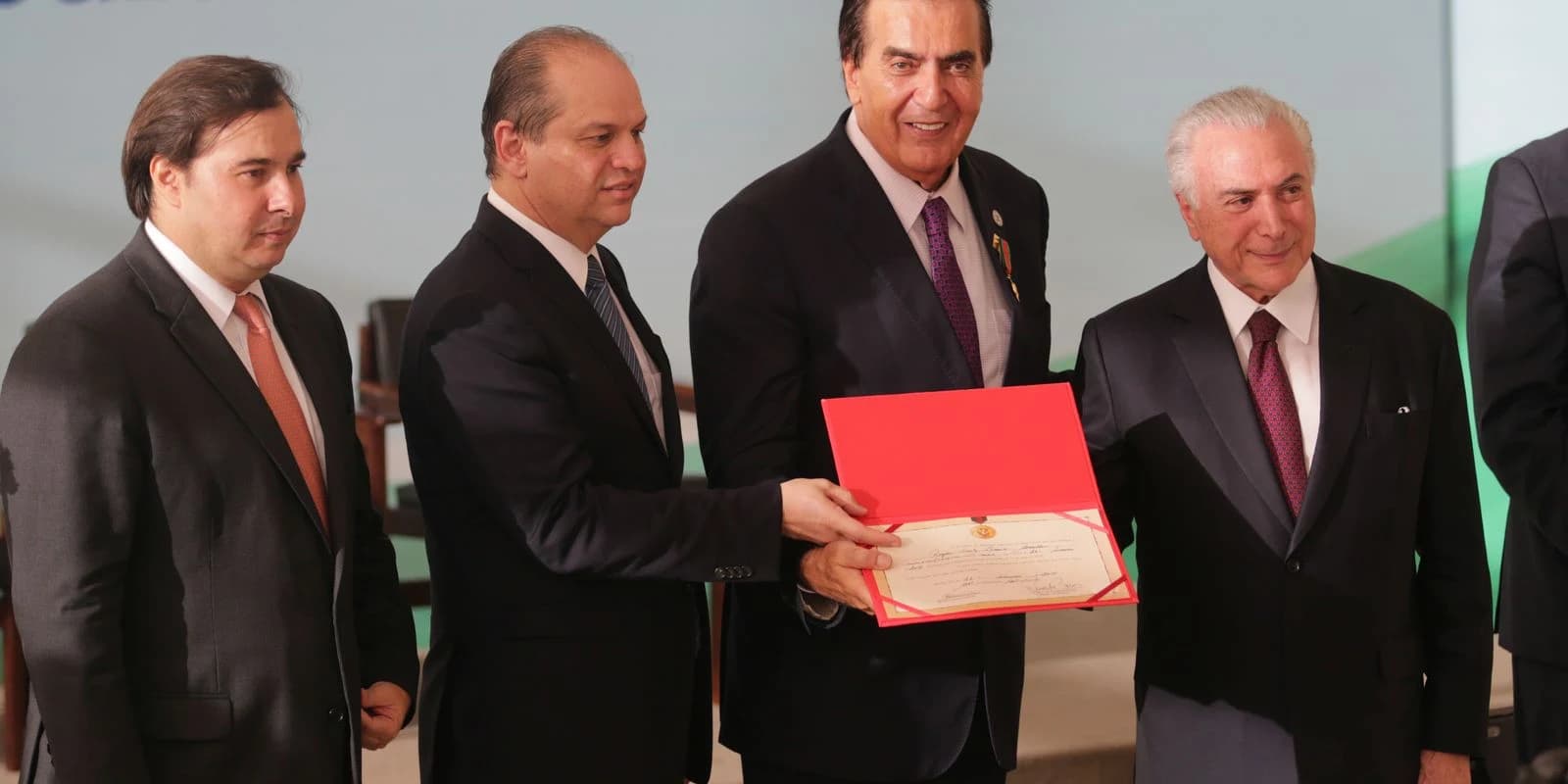 Rogério Luiz Zeraik Abdalla recebe a Insígnia da Ordem do Mérito Médico das mãos do ministro da Saúde, Ricardo Barros, ao lado do presidente Michel Temer e do então presidente da Câmara, Rodrigo Maia, no Palácio do Planalto, em março de 2018