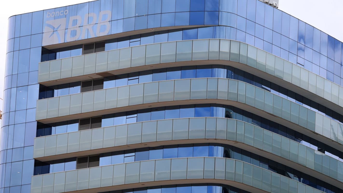 Fachada do prédio do Banco de Brasília (BRB), com o logotipo do banco em destaque na parte superior do edifício de vidro