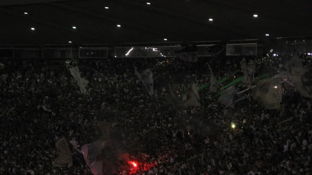 Torcida do Fluminense com sinalizador aceso nas arquibancadas, foto de arquivo