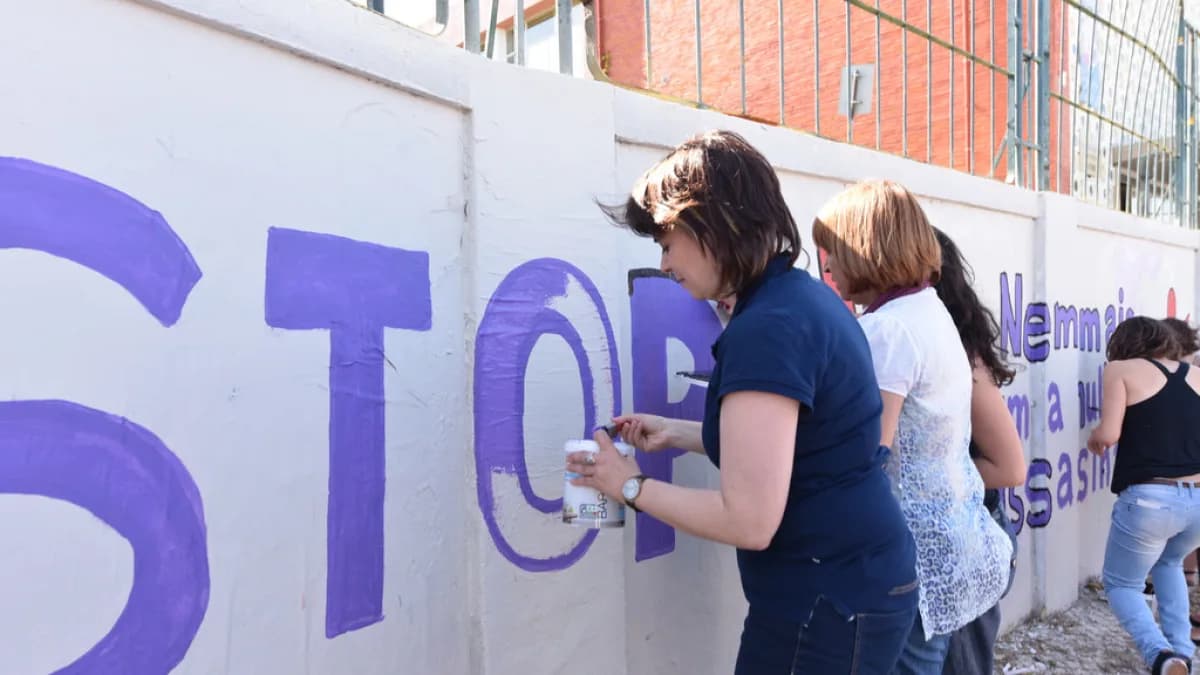 Mulheres pintam mural com a palavra STOP em campanha contra a violência doméstica (imagem ilustrativa)