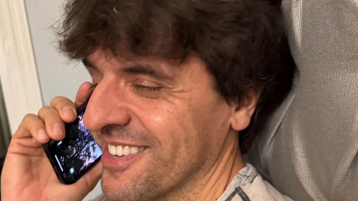 Karl Deisseroth sorri ao telefone no momento em que recebe a notícia do Nobel de Medicina