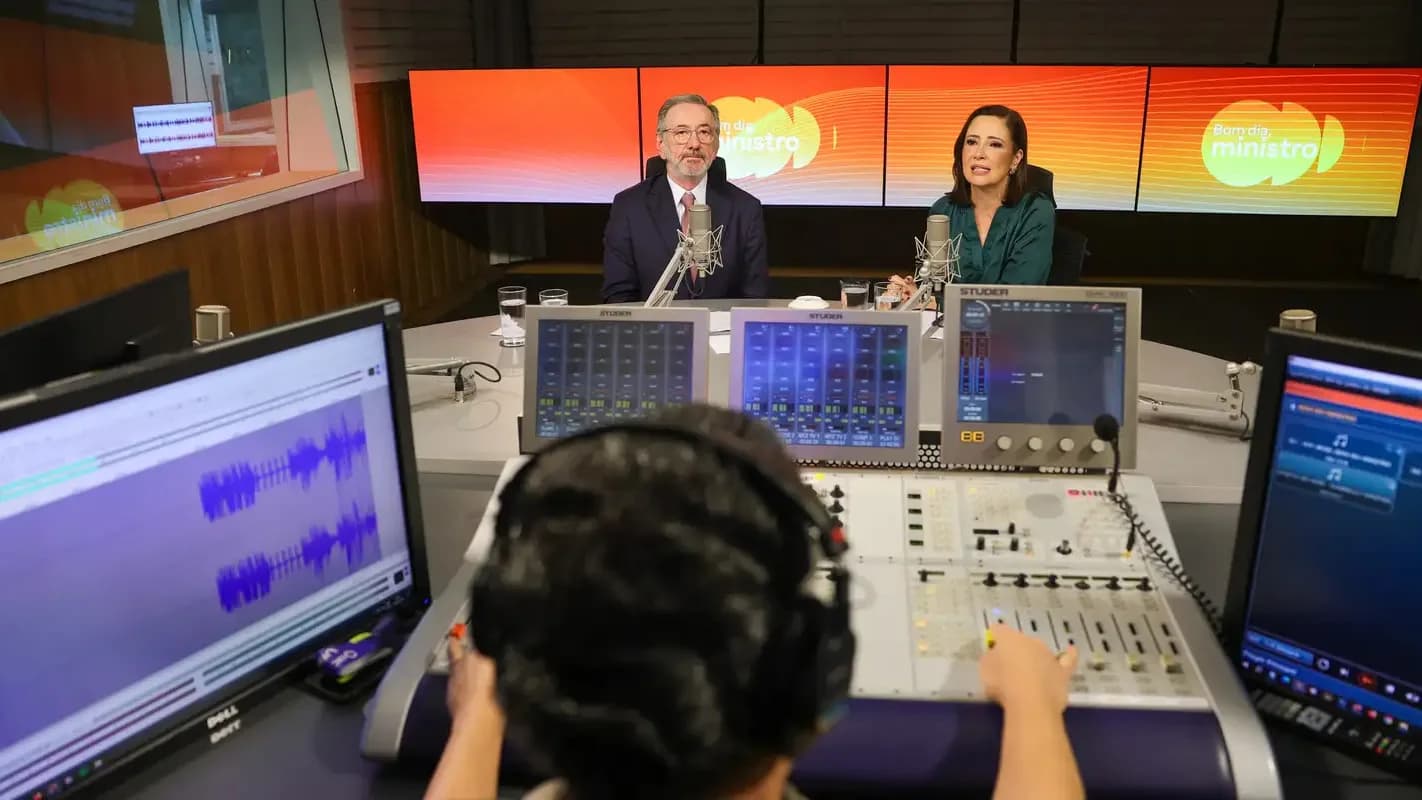 Ministro é entrevistado em programa de rádio sobre a cota de importação de carros elétricos, foto de arquivo