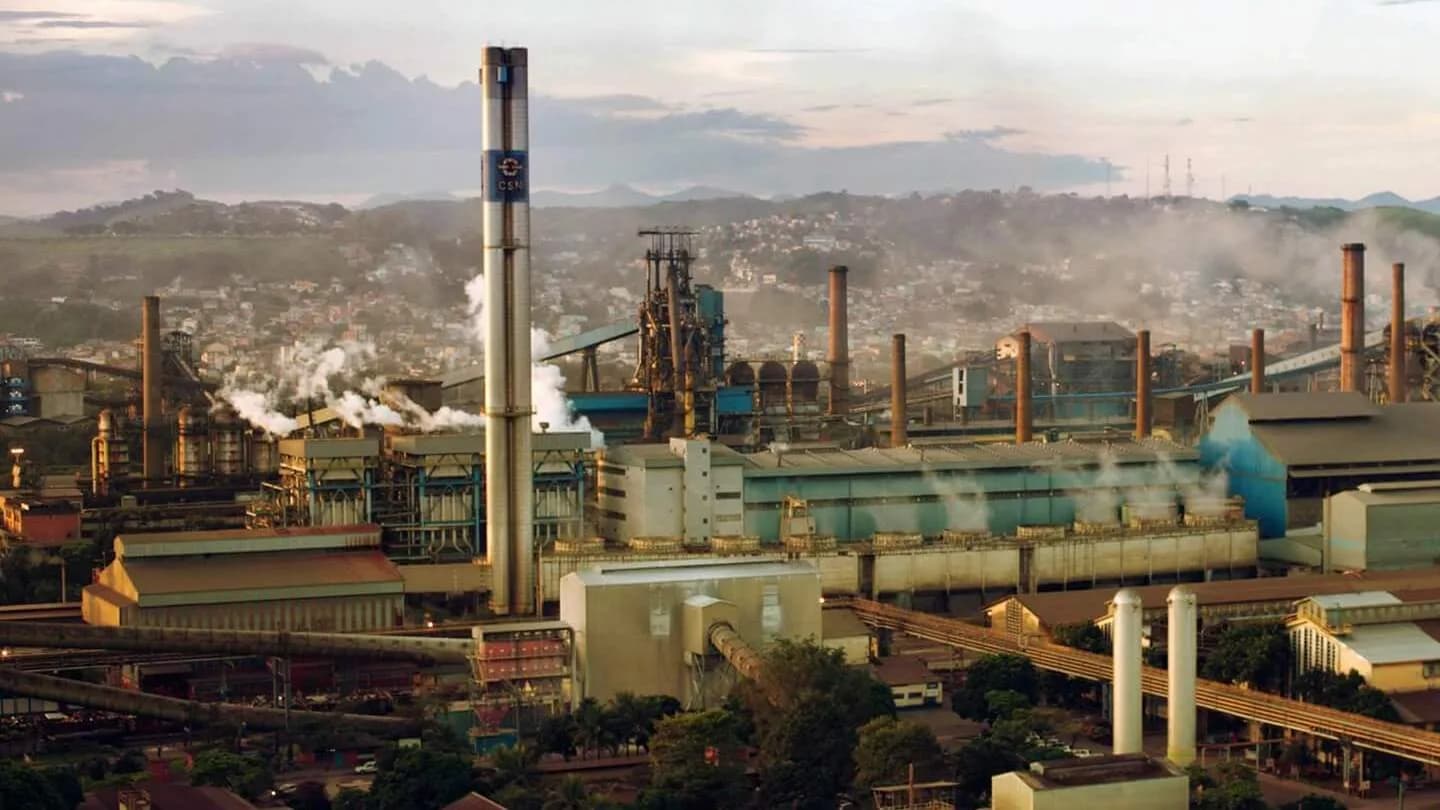 Planta industrial da CSN, com chaminé identificada pela marca da empresa