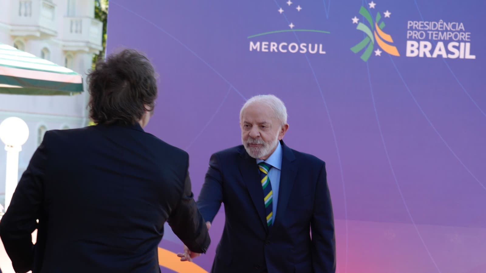 Javier Milei cumprimenta Lula com um aperto de mãos durante a Cúpula do Mercosul, em dezembro de 2025