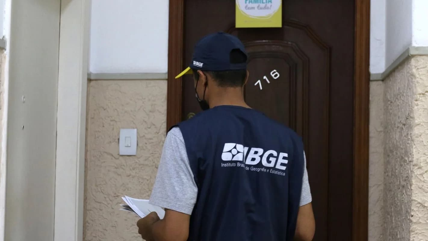 Agente do IBGE realiza visita domiciliar em pesquisa censitária (foto de arquivo)