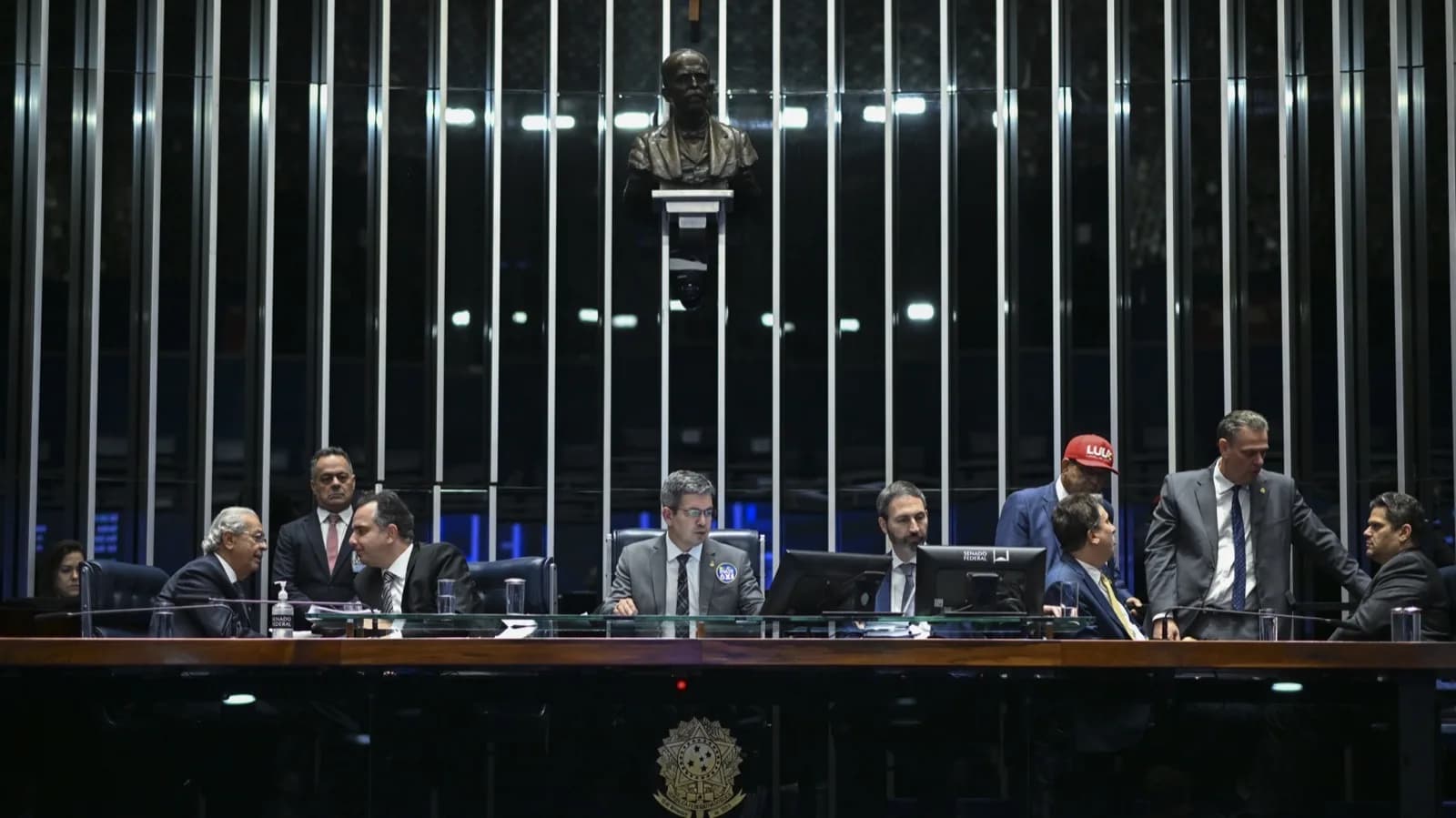 Mesa do Senado Federal durante sessão plenária desta quarta-feira (2), mesmo dia em que Alcolumbre rebateu pressão por impeachment de Moraes
