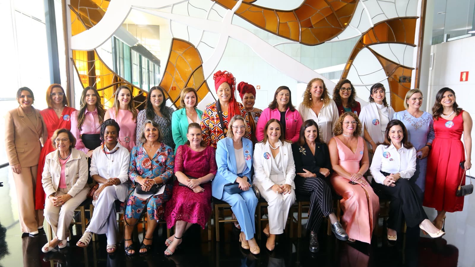 Bancada feminina do Congresso Nacional reunida para foto oficial, em imagem de arquivo de 2023