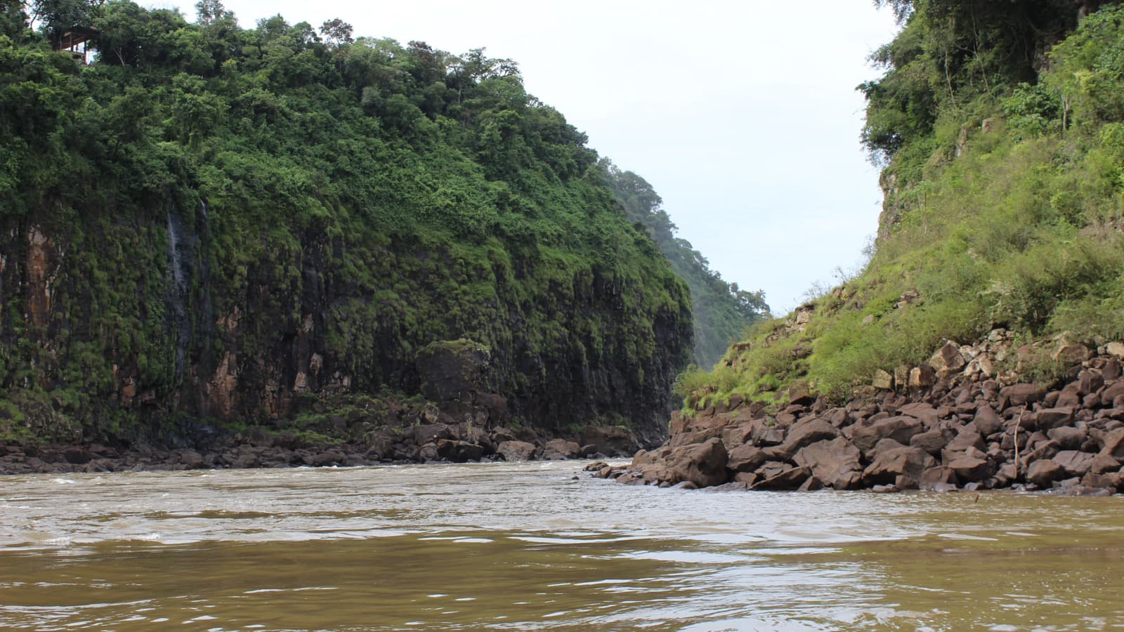 Trecho do rio Iguaçu visto durante o passeio do Macuco Safari, entre paredões de rocha e mata (foto de arquivo)