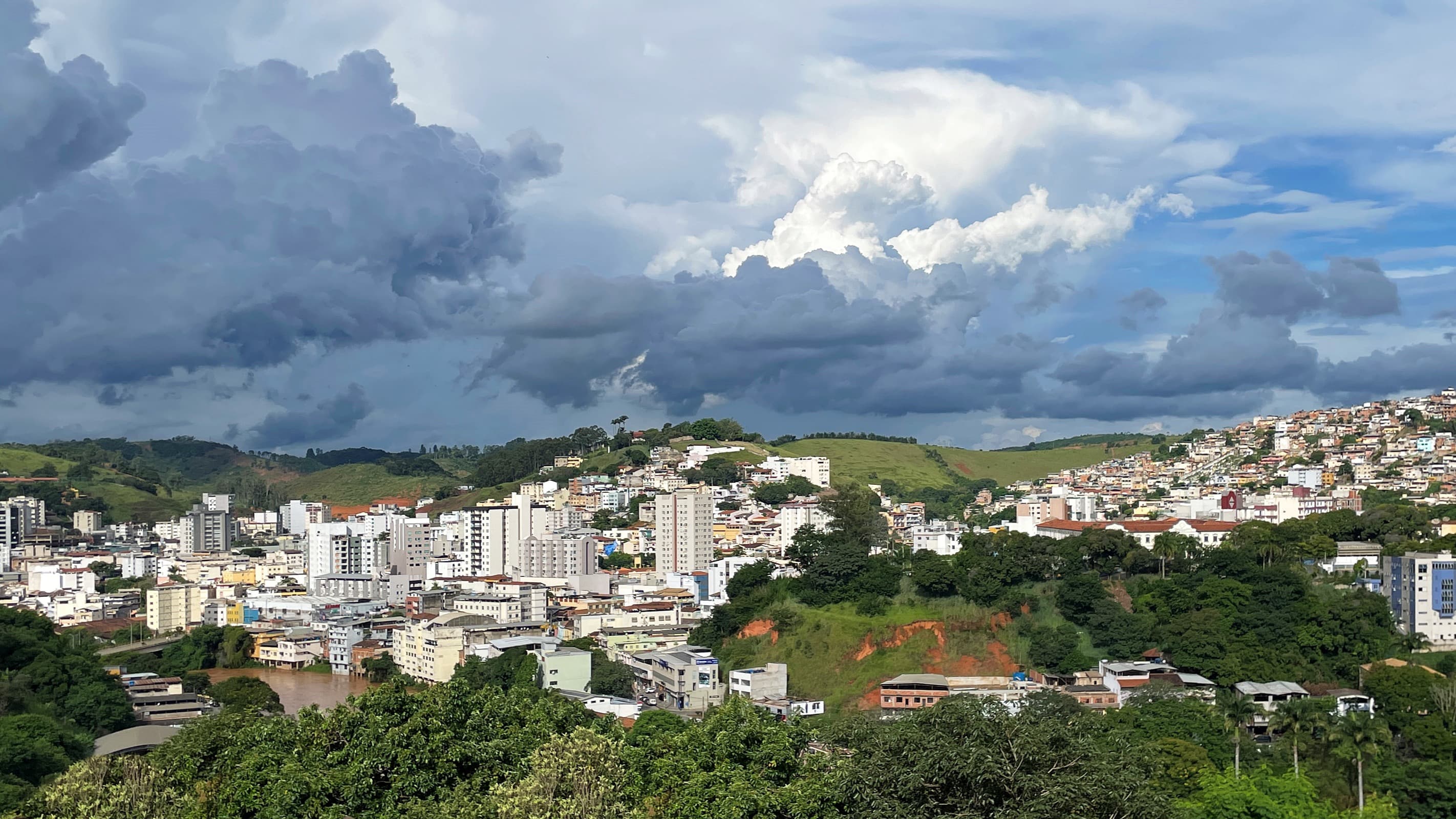 Vista panorâmica de Ponte Nova (MG), com o rio Piranga e o centro da cidade ao fundo