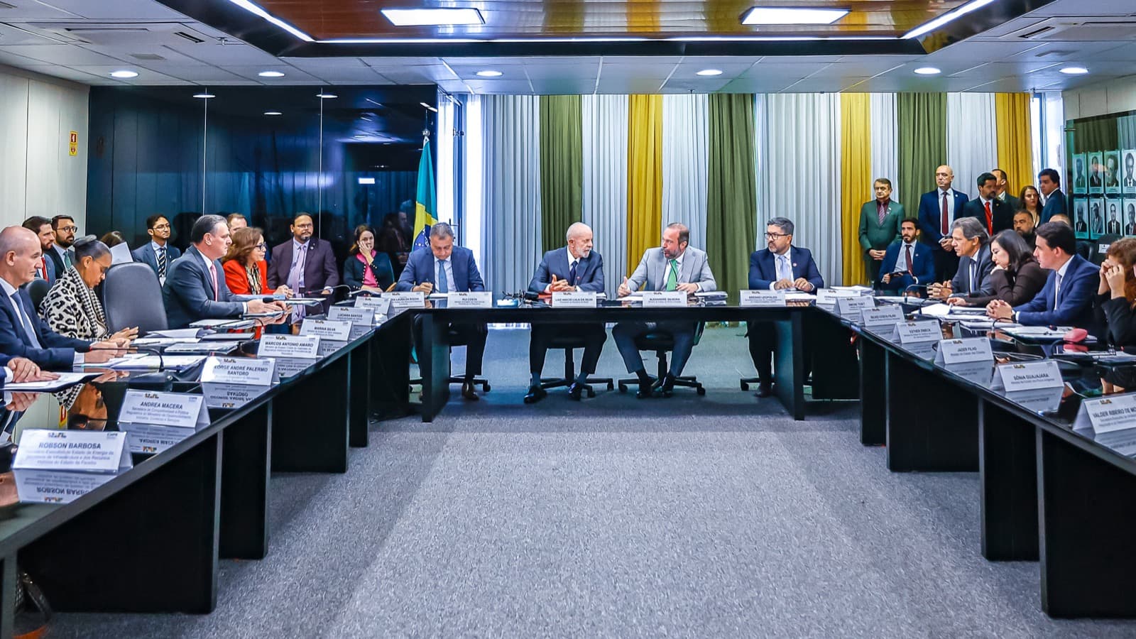 Autoridades reunidas em torno de uma mesa em U na sala do Conselho Nacional de Política Energética, no Ministério de Minas e Energia, em imagem de arquivo de agosto de 2024