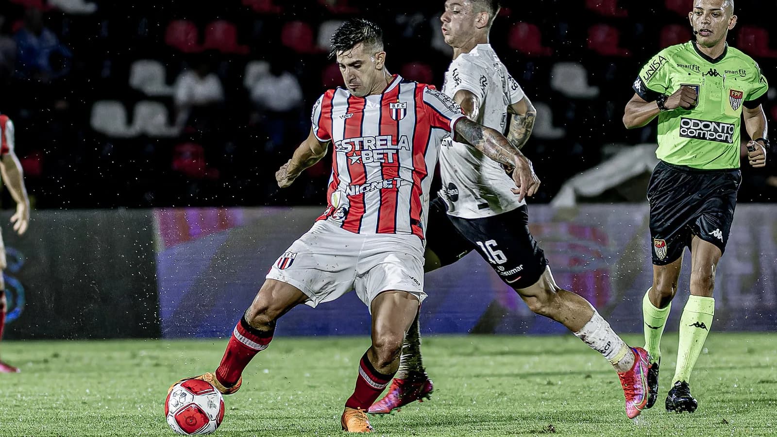 Jogador do Corinthians disputa bola em partida de arquivo pelo Campeonato Brasileiro