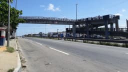 Trecho de rodovia federal brasileira (BR-101) com tráfego de veículos, imagem de arquivo usada como contexto do sistema de pedágio eletrônico