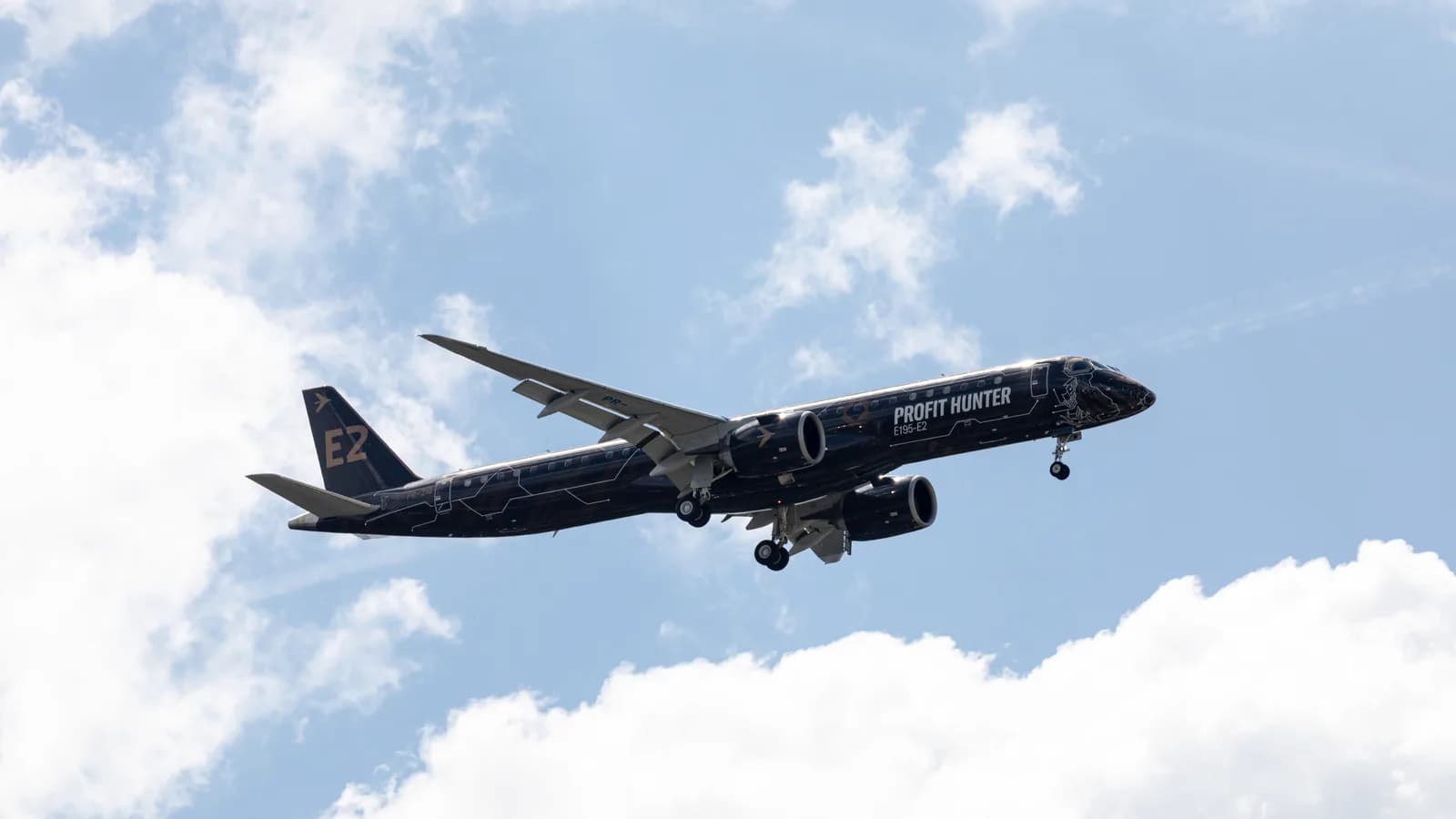 Avião Embraer E195-E2 em voo, com pintura de demonstração