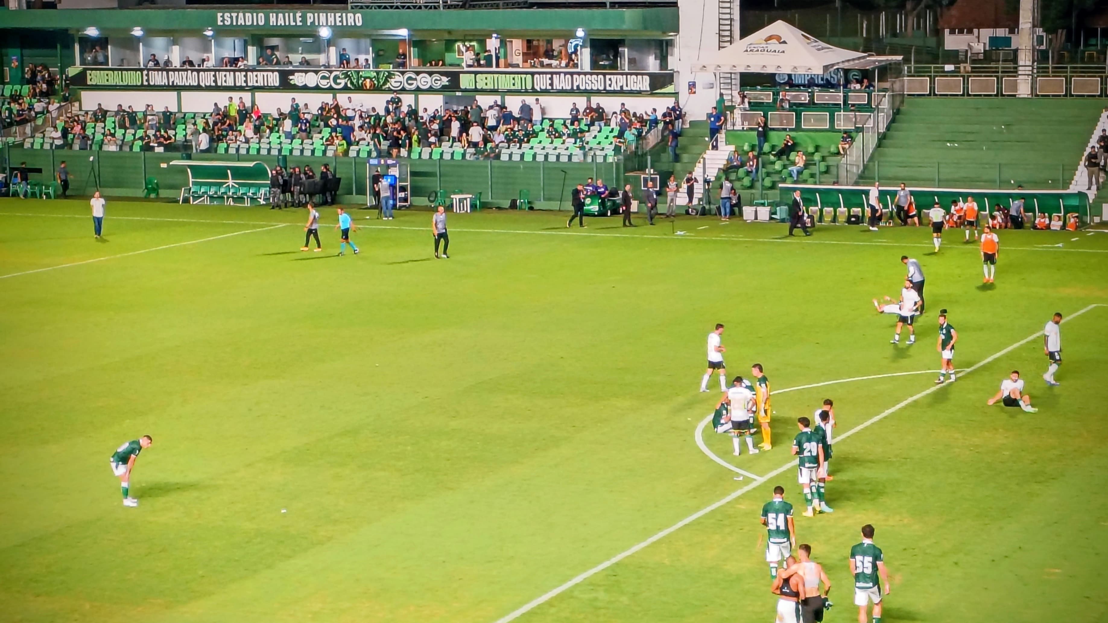 Jogadores em campo e torcida nas arquibancadas do Estádio Hailé Pinheiro, em Goiânia