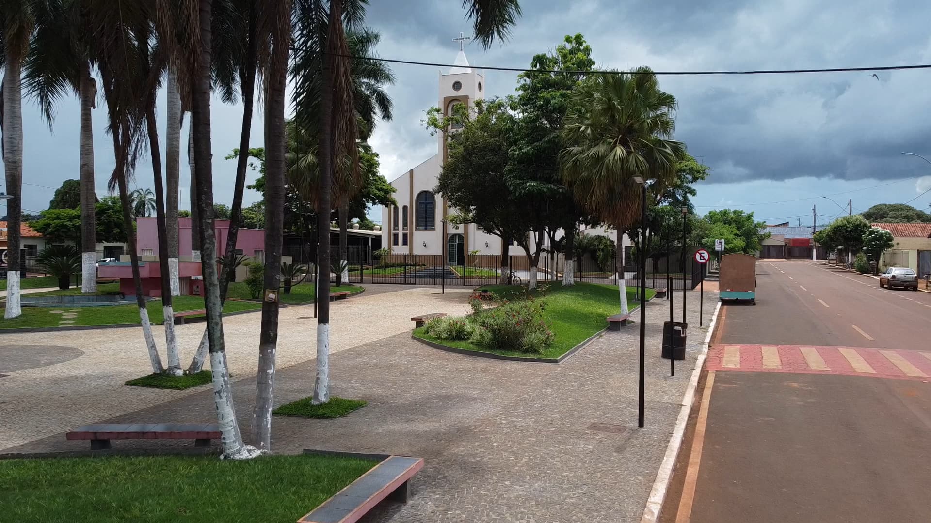 Praça central de Água Comprida (MG), com a igreja matriz ao fundo, foto de contexto do município