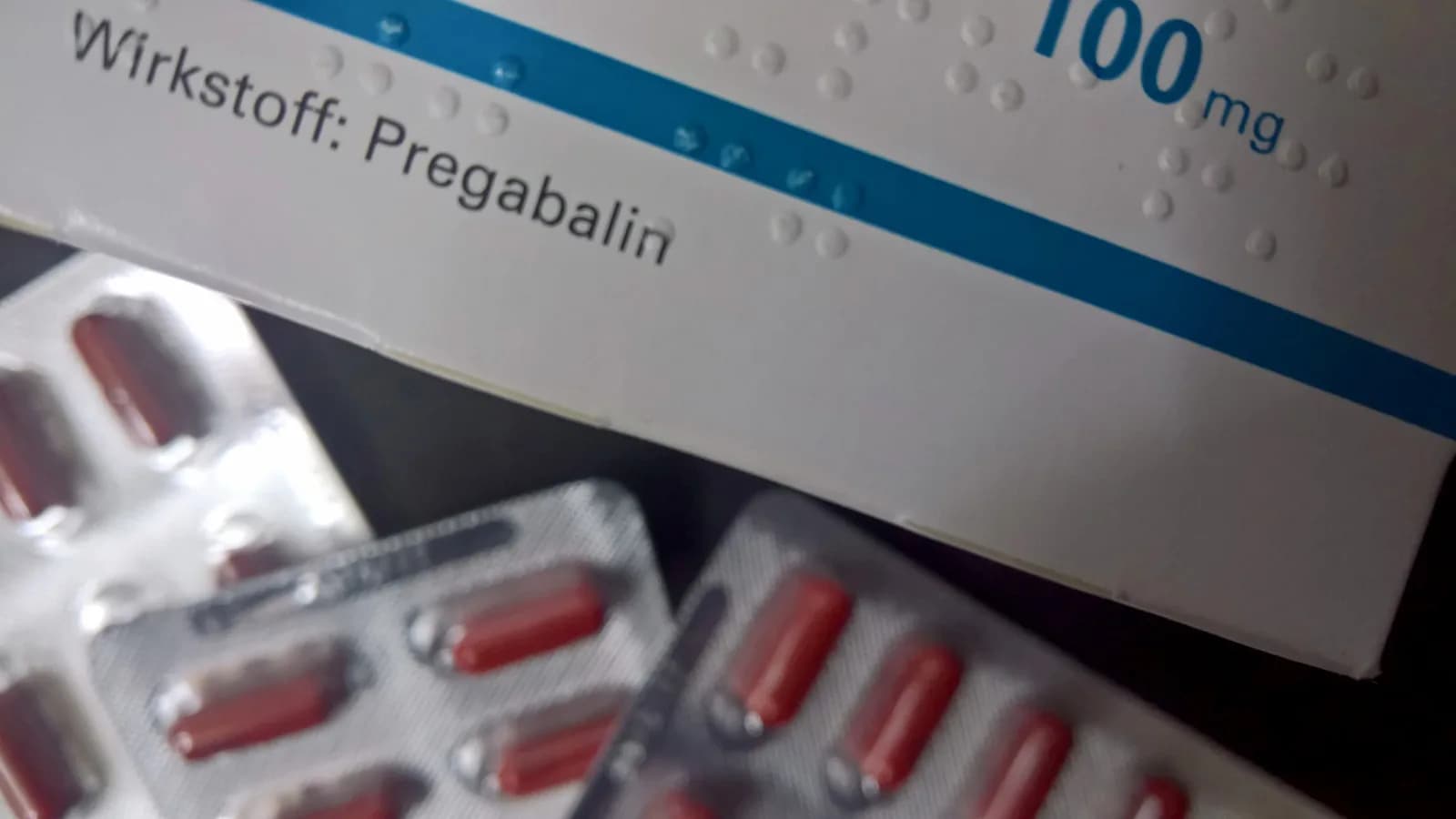 Caixa e cartela de comprimidos de pregabalina, medicamento citado na reportagem