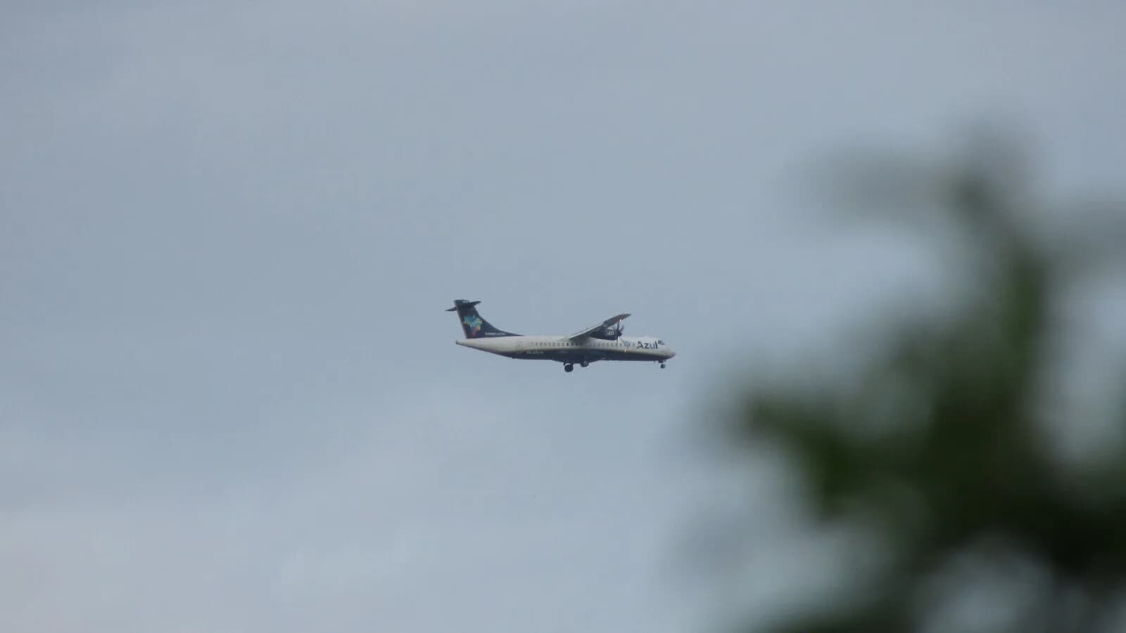 Avião da Azul Linhas Aéreas sobrevoando Recife