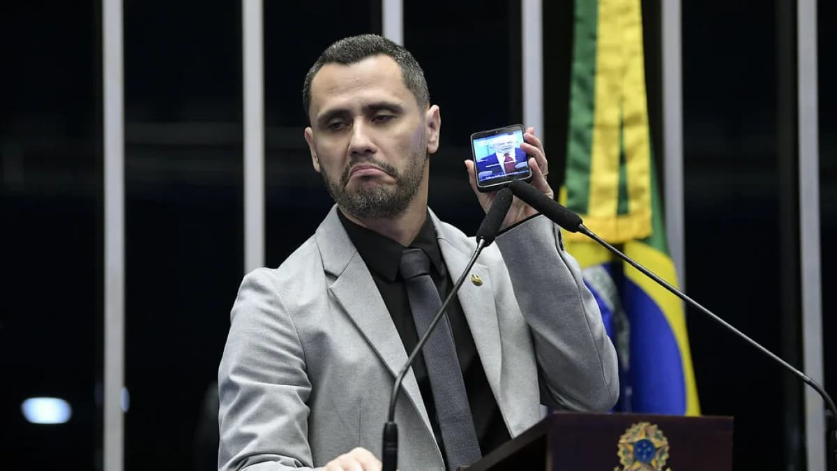 O senador Cleitinho Azevedo discursa ao microfone no plenário do Senado Federal