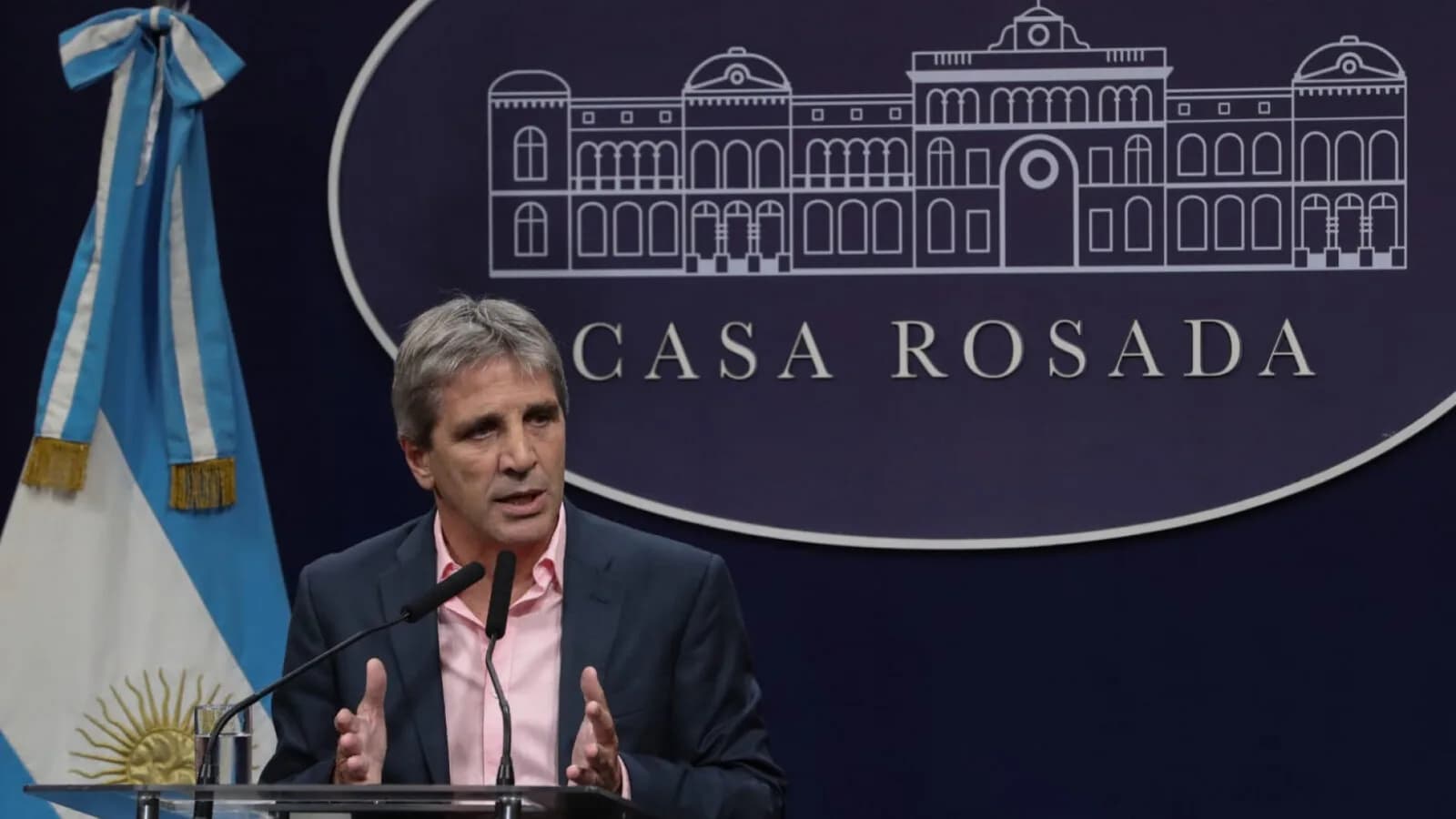 Luis Caputo, ministro da Economia da Argentina, fala em coletiva na Casa Rosada