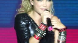 Lua Blanco canta ao microfone durante show