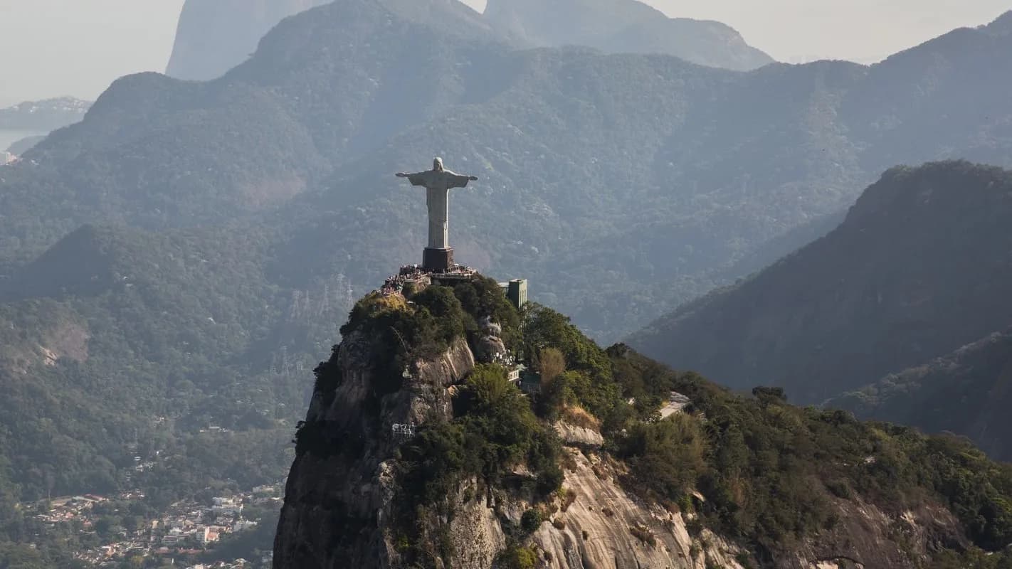 Vista aérea do Cristo Redentor no alto do Corcovado, no Rio de Janeiro