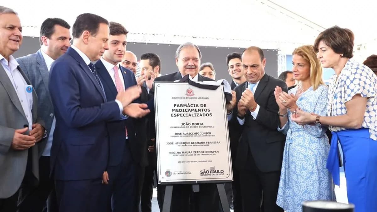Pessoas durante inauguração de farmácia pública de medicamentos especializados em São Paulo