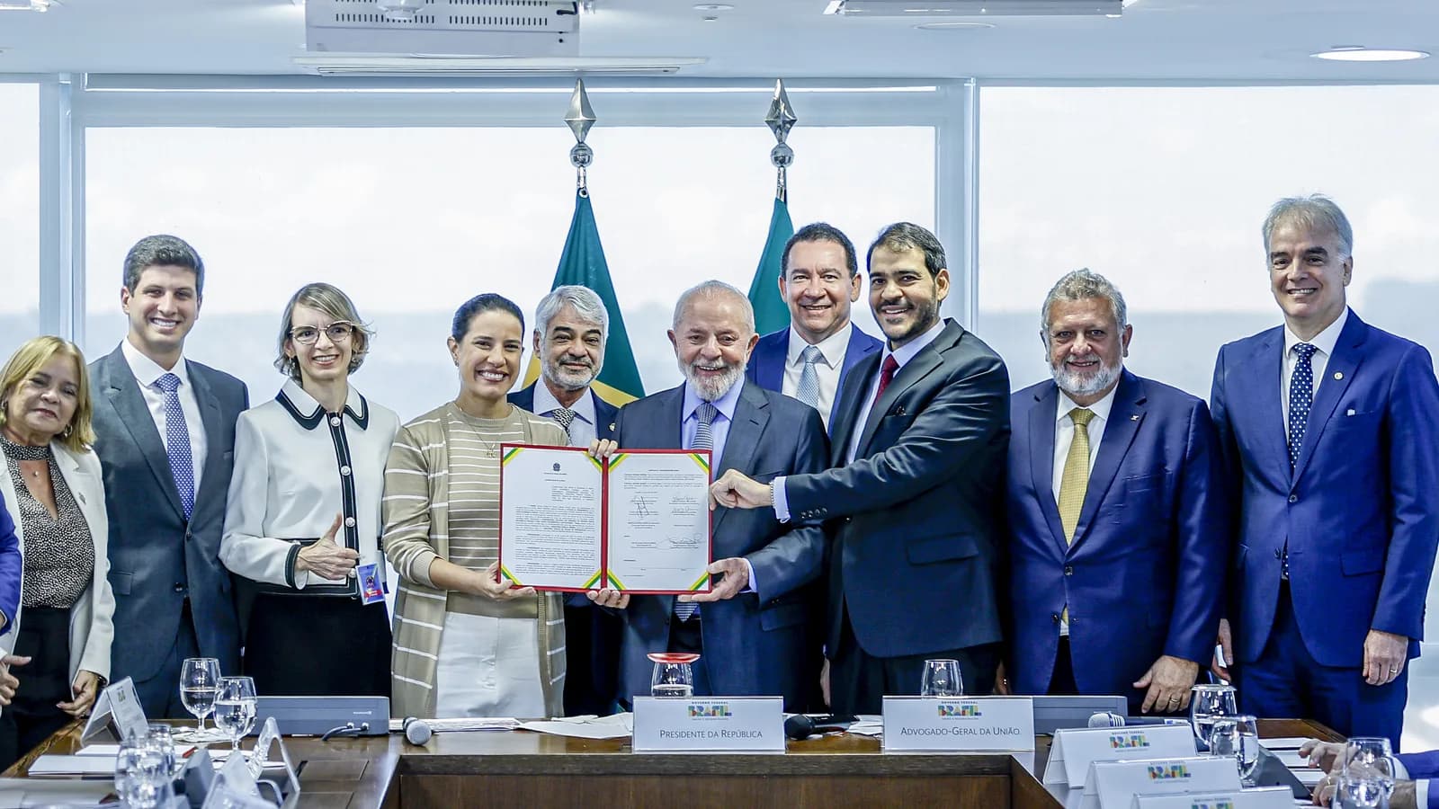Advogado-geral da União, Jorge Messias, ao lado do presidente Lula e de outras autoridades durante evento oficial