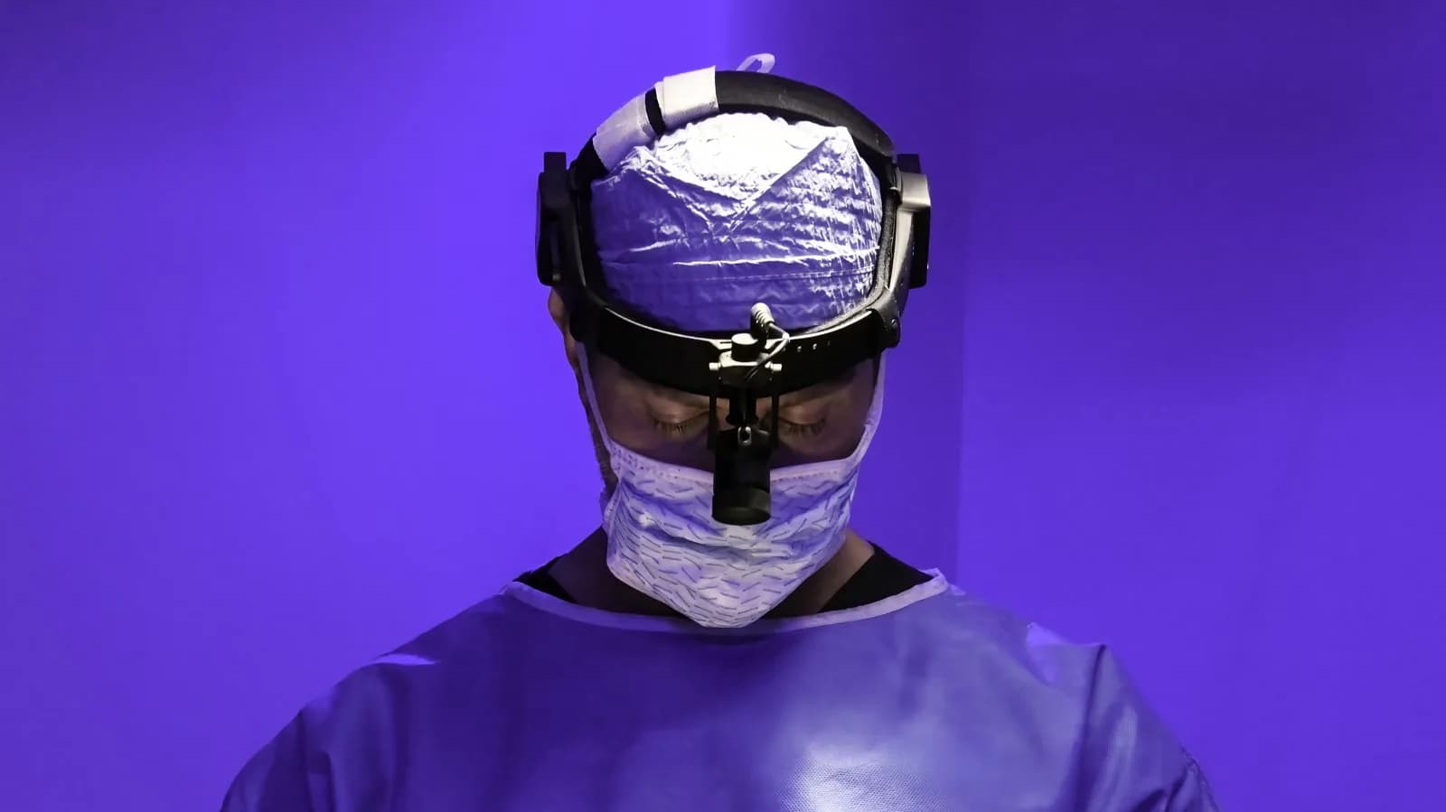 Cirurgião durante procedimento em sala de cirurgia (foto ilustrativa)