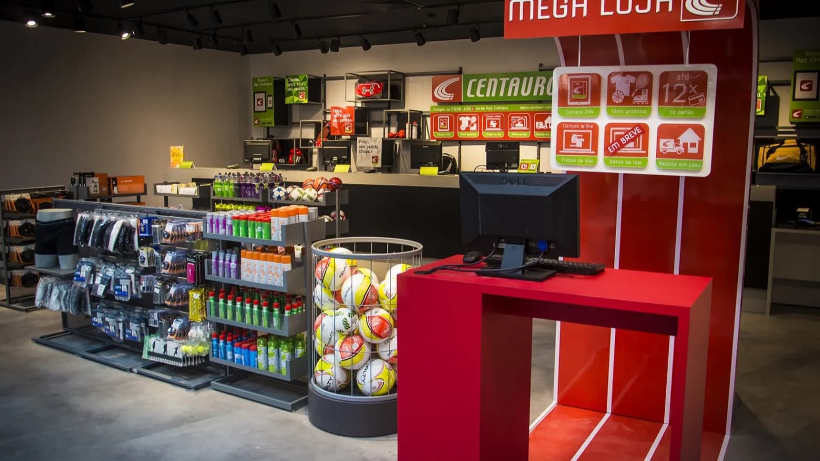 Interior de loja da Centauro com prateleiras de produtos esportivos e balcão de atendimento