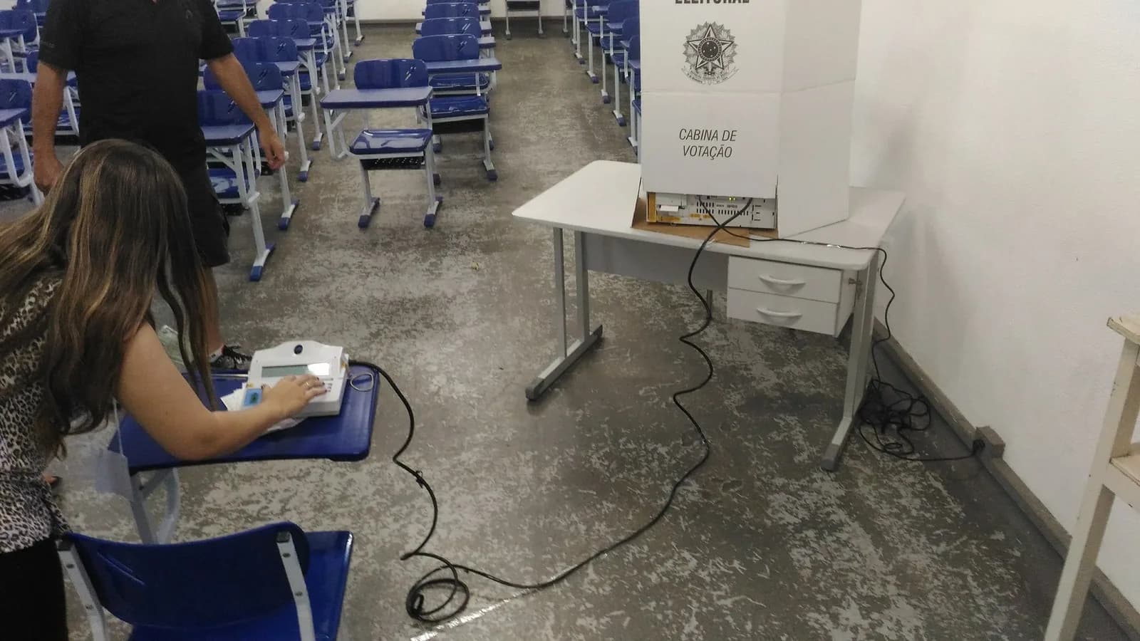 Cabine de votação e urna eletrônica em seção eleitoral de Minas Gerais