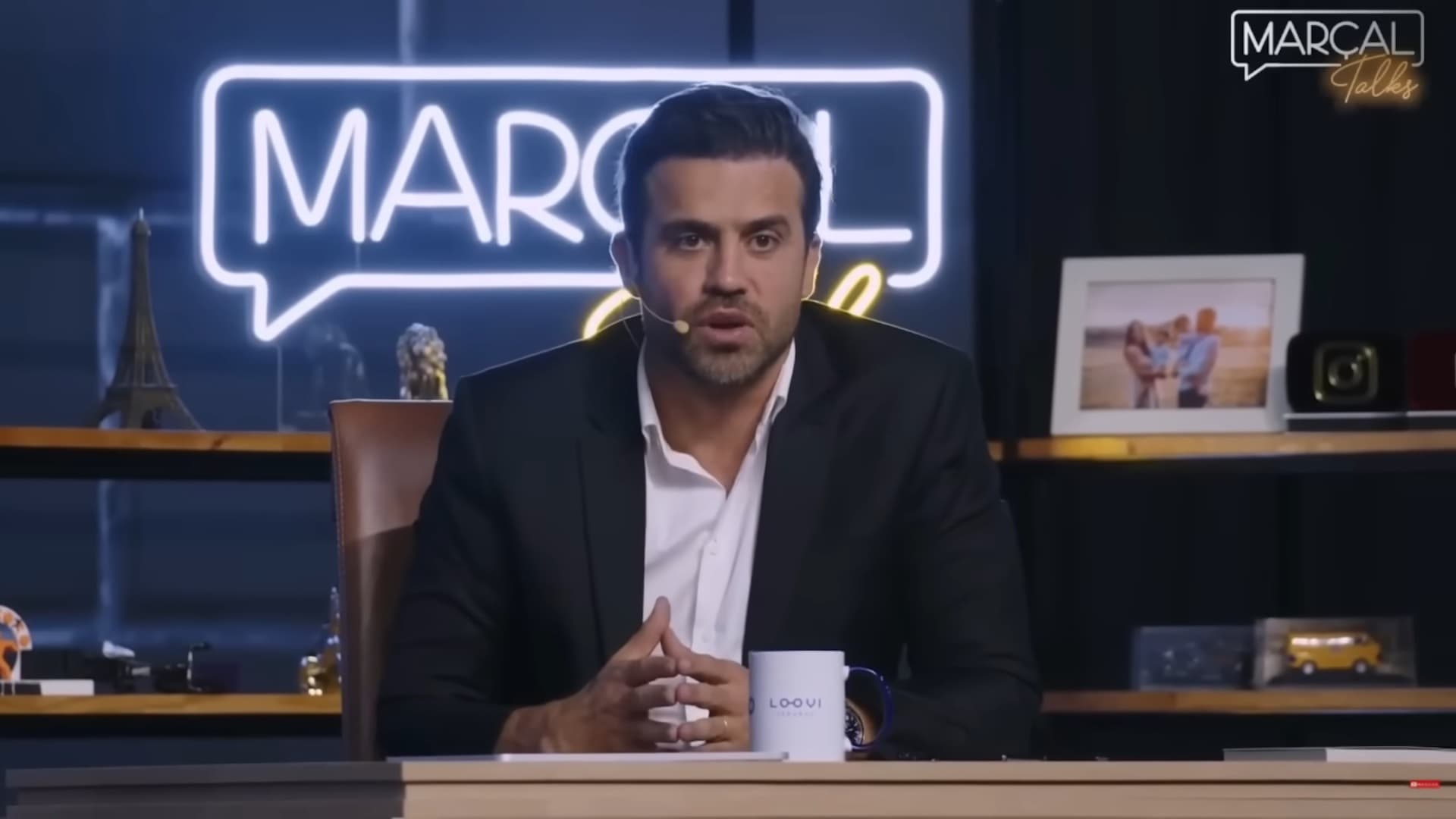 Pablo Marçal fala ao microfone em estúdio do programa Marçal Talks