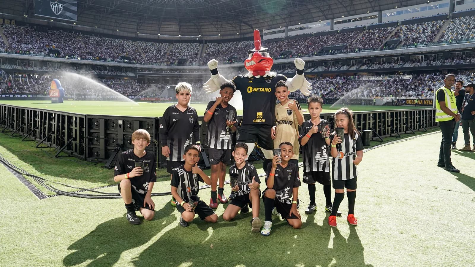 Crianças posam no gramado ao lado da mascote do Atlético-MG antes de clássico contra o Cruzeiro