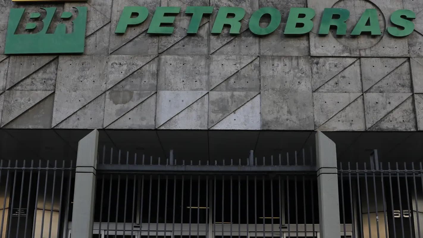 Fachada da sede da Petrobras, com o logotipo da empresa em destaque