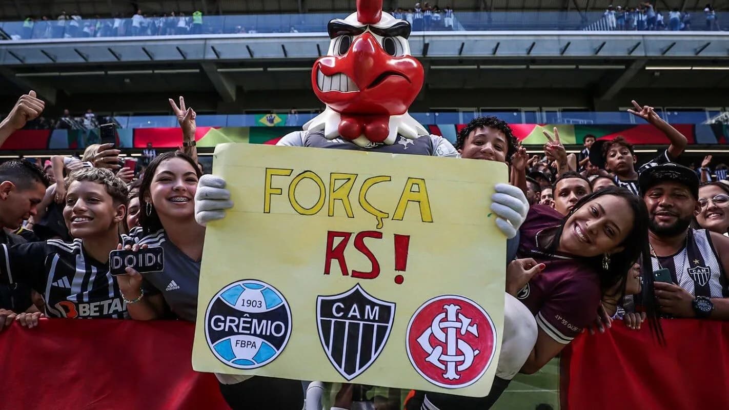 Mascote e torcida do Atlético-MG em evento do clube