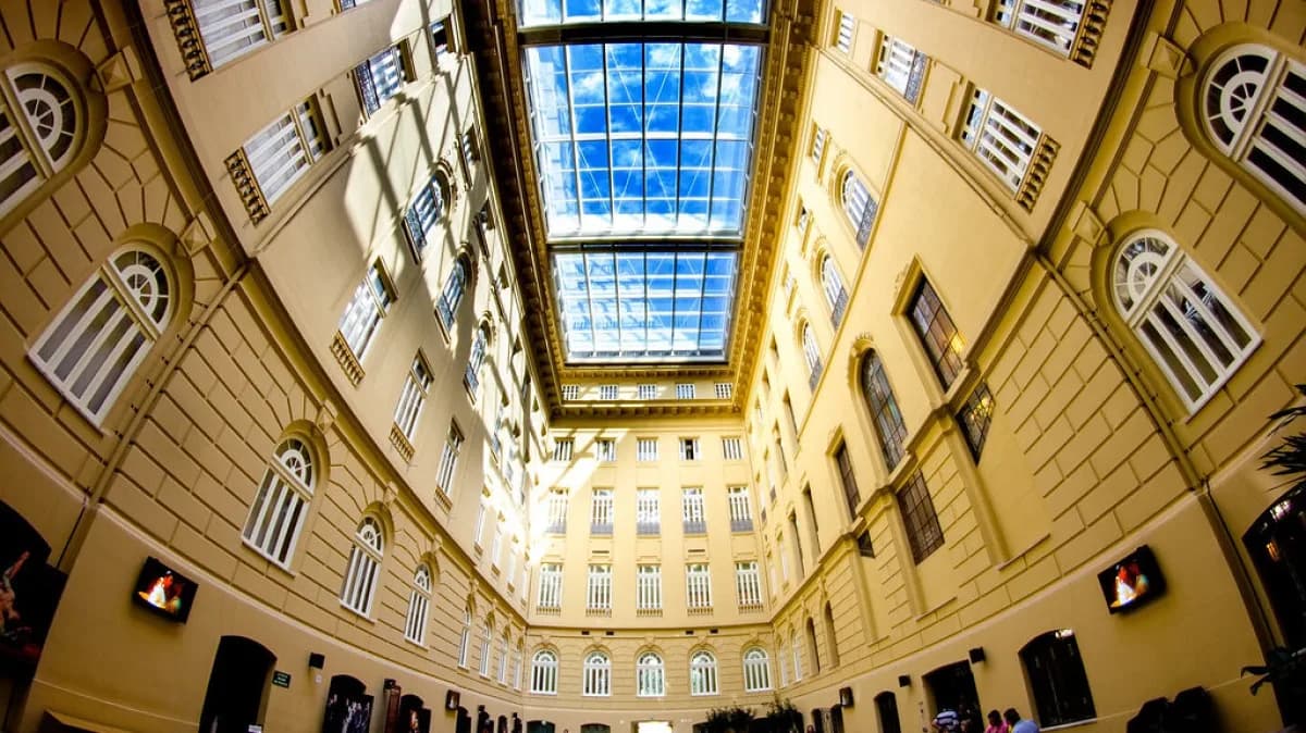 Interior do Centro Cultural Banco do Brasil em Belo Horizonte, com visitantes
